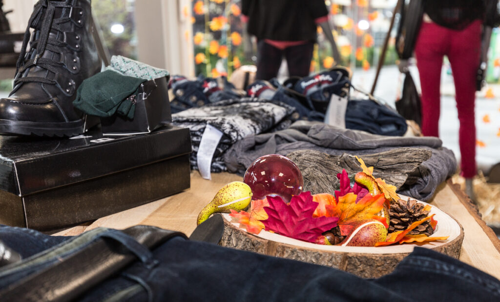 Liebevoll dekorierter Tisch mit Accessoires bei HerzDame
